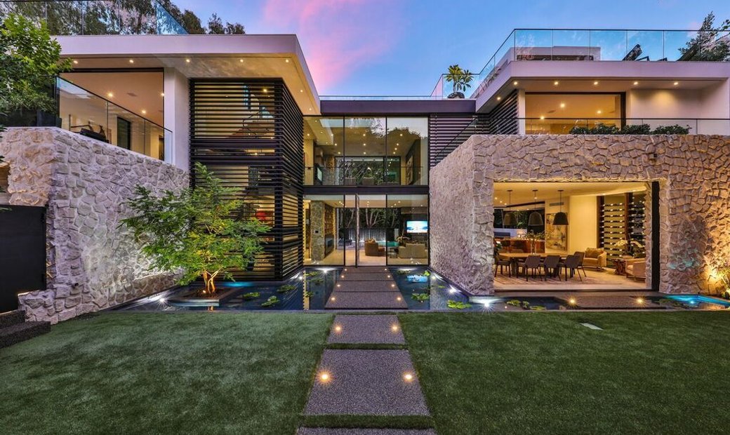 Erkunden Sie dieses 12.339 Quadratmeter große Anwesen. Ft. Modernes mediterranes Herrenhaus in Los Angeles, Kalifornien